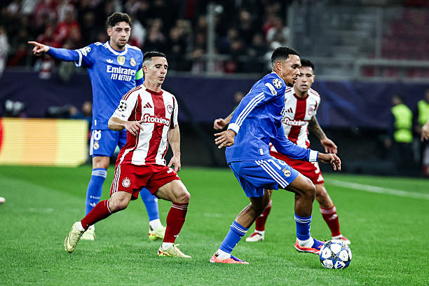 Hàng phòng ngự Real Madrid chơi thiếu tập trung khi để Olympiacos vùng lên ở hiệp 2.