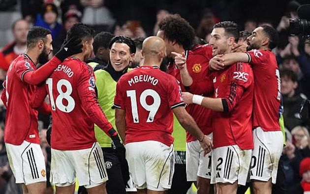 Manchester United vượt lên dẫn trước West Ham bằng bàn thắng của Diogo Dalot.