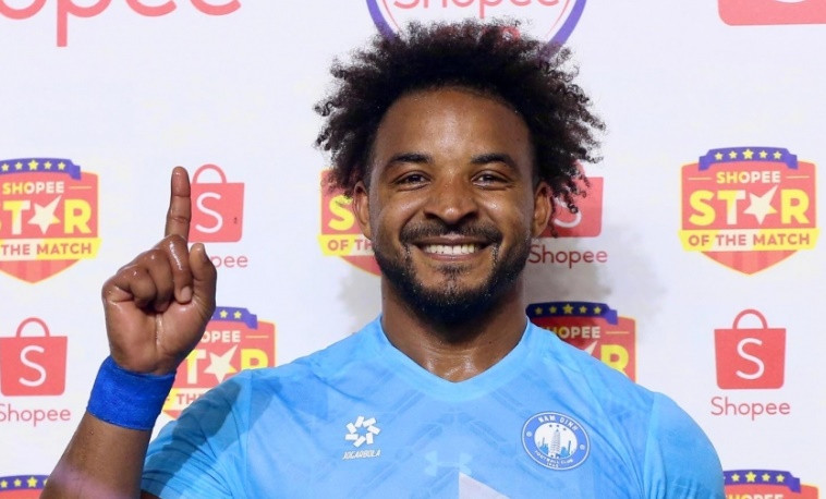 Xuân Son phấn khích với cú hat-trick.