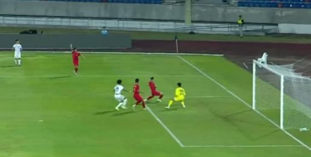 Hậu vệ U22 Myanmar đá phản lưới nhà giúp U22 Philippines thắng 2-0.
