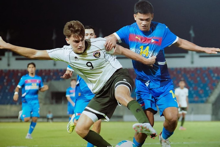 U22 Indonesia tự làm khó mình sau cú ngã bất ngờ trước Philippines.