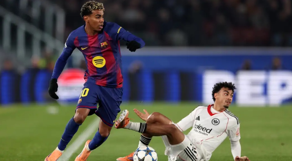 Yamal chính là người kiến tạo cho Kounde ghi bàn nâng tỷ số lên 2-1.