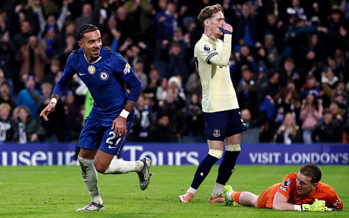 Gusto khiến khán đài Stamford Bridge bùng nổ.