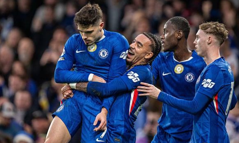 Ngôi sao người Pháp ăn mừng cùng các đồng đội.