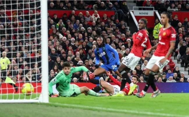 Ảnh bài viết Man United 4-4 Bournemouth, Gary Neville chê trách sai lầm của Shaw