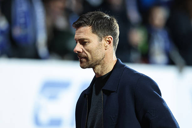 HLV Xabi Alonso đối diện áp lực bị sa thải.