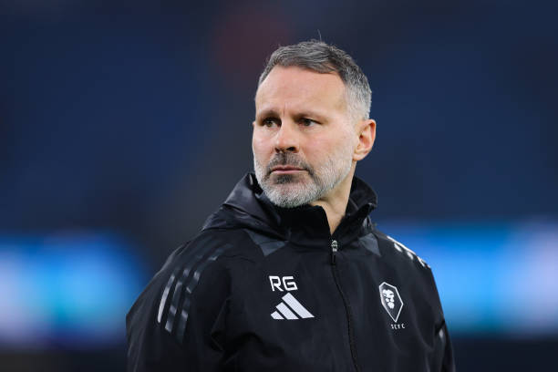 Ryan Giggs khuyên Kobbie Mainoo ở lại Manchester United.