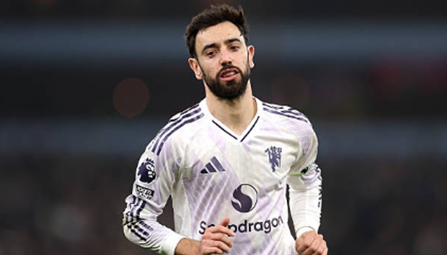 Bruno Fernandes chấn thương và phải rời sân ngay sau hiệp 1.