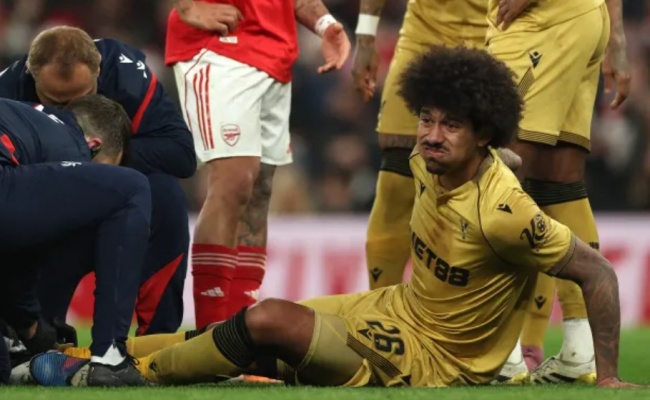 Chris Richards dính chấn thương ở chân.