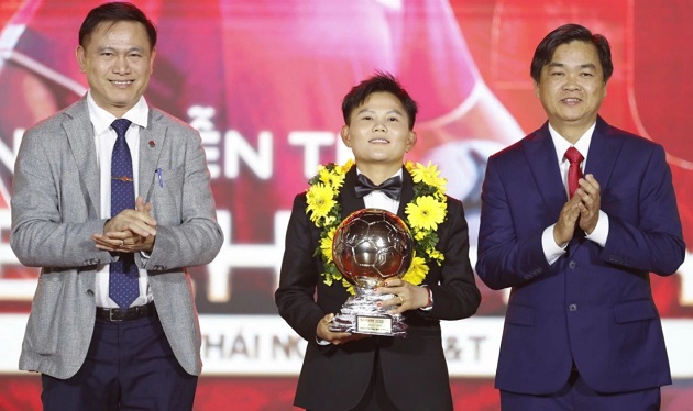 Ảnh bài viết Bích Thùy đoạt Quả bóng Vàng nữ 2025, chiến thắng đầy cảm xúc