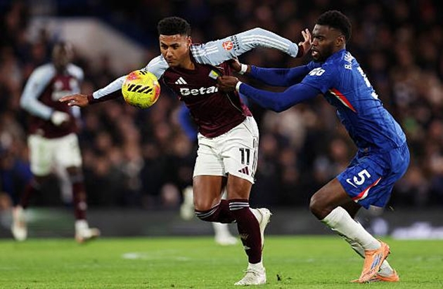 Ollie Watkins gây ra nhiều khó khăn cho Chelsea.