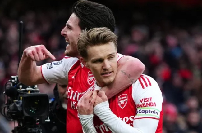 Arsenal chiếm ngôi đầu BXH Ngoại hạng Anh.