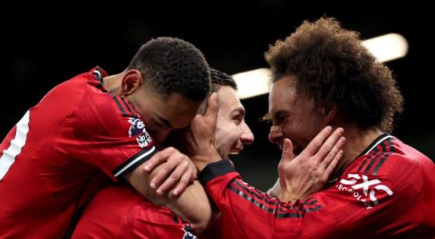 Ảnh bài viết Man Utd đàm phán đổi Zirkzee lấy Ndicka: Thương vụ đầy triển vọng?