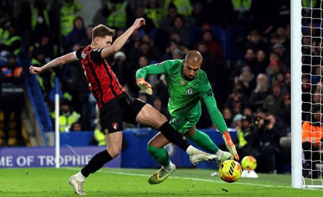 Brooks xé lưới Chelsea.