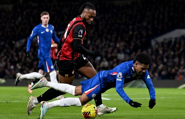 Chelsea được hưởng một quả phạt đền gây tranh cãi.