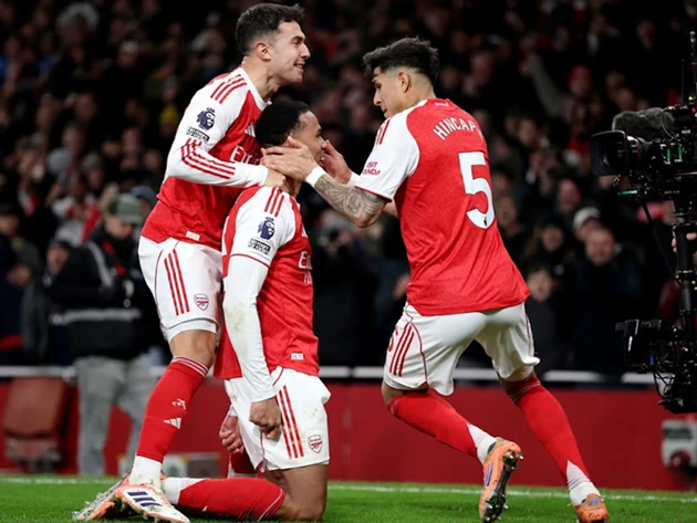 Ảnh bài viết Hincapie rê bóng và chuyền dài 100% trong ngày Arsenal đại thắng