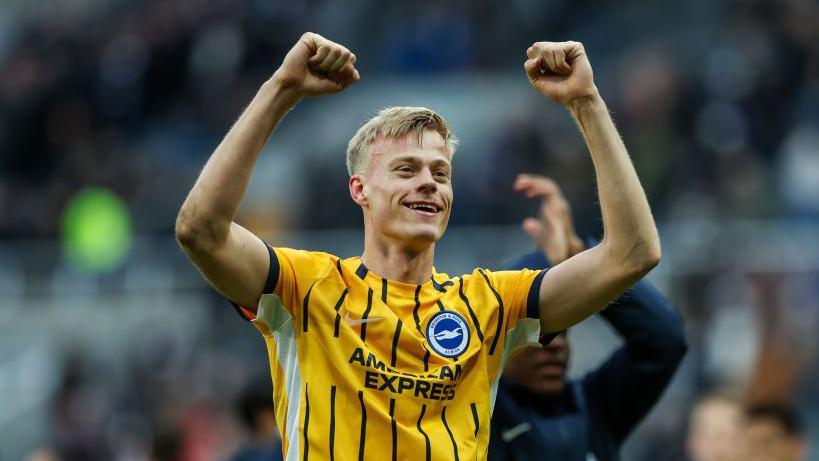 Liverpool được cho muốn chiêu mộ Van Hecke.