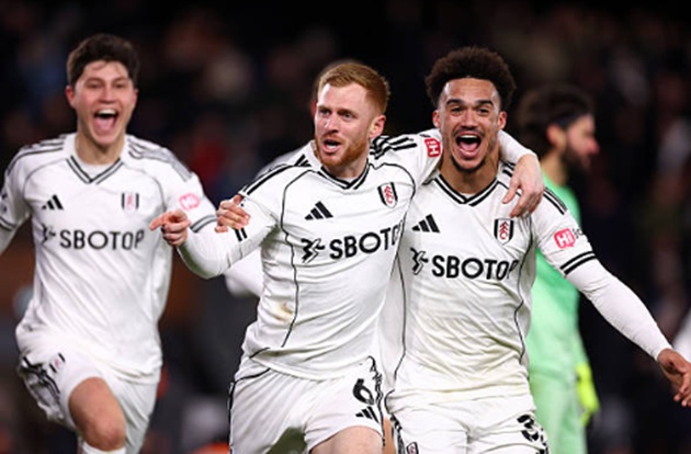 Harrison Reed ghi siêu phẩm gỡ hòa cho Fulham ở phút 97.