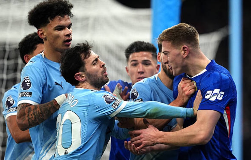 Ảnh bài viết Liam Delap đẩy đối thủ xuống dốc gây náo loạn tại Etihad