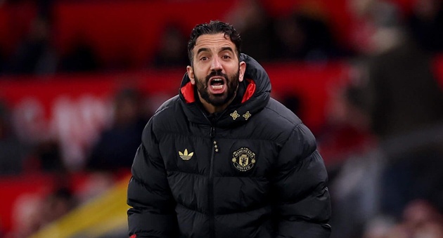 Cứng nhắc với sơ đồ 3 trung vệ khiến Amorim bật bãi khỏi Man Utd