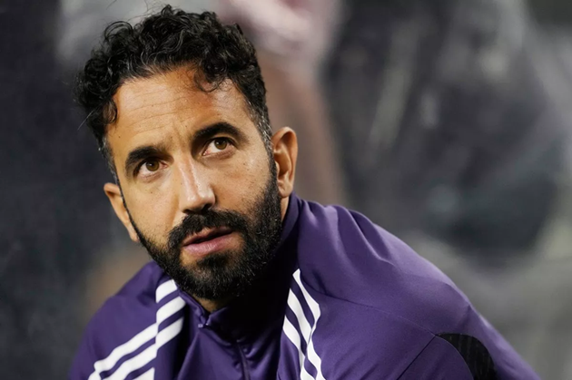 Ảnh bài viết Amorim mất ghế sau vụ va chạm Martinez và họp báo sốc