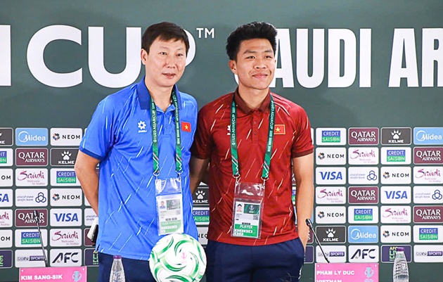 HLV Kim Sang-sik và các học trò chuẩn bị có cuộc đối đầu với U23 Jordan. Ảnh: VFF