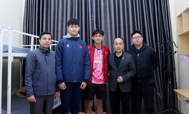 Lãnh đạo VFF đến thăm hỏi Bùi Vĩ Hào và Nguyễn Tân.