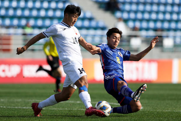 Arsen Sharshenbekov (số 14) là trụ cột nơi tuyến giữa của U23 Kyrgyzstan.