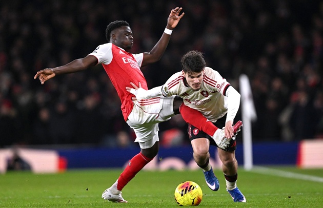 Kerkez trải qua 90 phút khóa chặt Saka