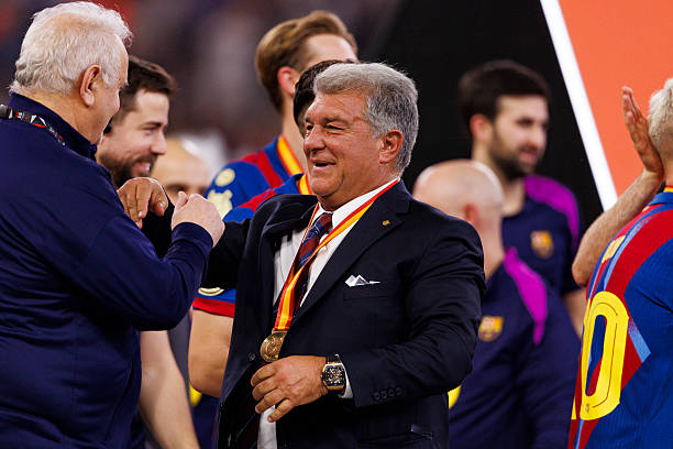 Ảnh bài viết Laporta ca ngợi công lao của Flick khi Barca thắng Real