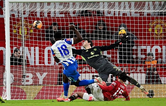 Welbeck tiếp tục gieo sầu cho MU.