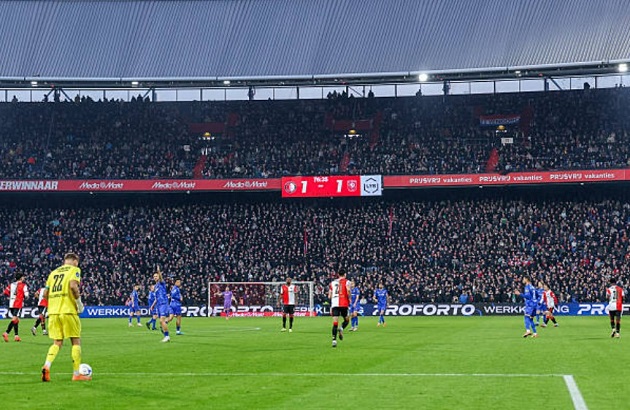 Sân De Kuip ngày nay có sức chứa khoảng 64 ngàn người.