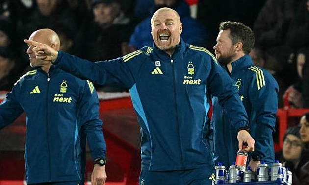 Sean Dyche cho rằng Arsenal không xứng đáng được hưởng phạt đền.