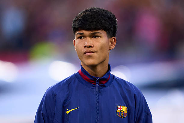 Dro Fernandez đứng trước cánh cửa rời khỏi Camp Nou.