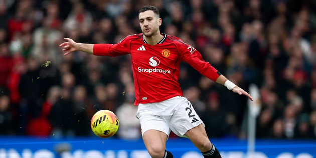 Ảnh bài viết Carrick cần thẳng tay loại bỏ mối nguy Dalot