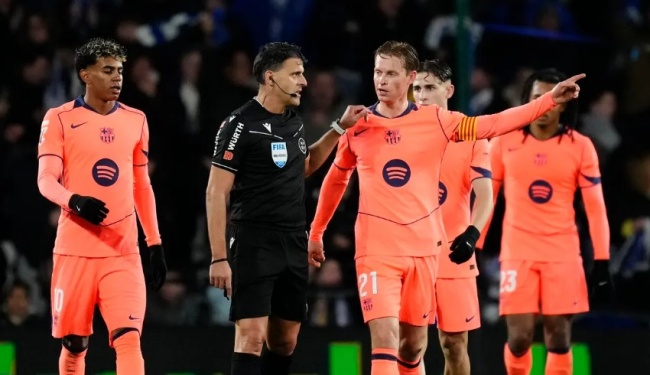 Ảnh bài viết Frenkie de Jong nổi điên với trọng tài sau trận thua của Barcelona