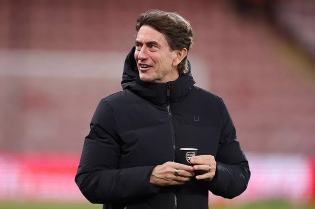 Frank cầm nhầm cốc của Arsenal.