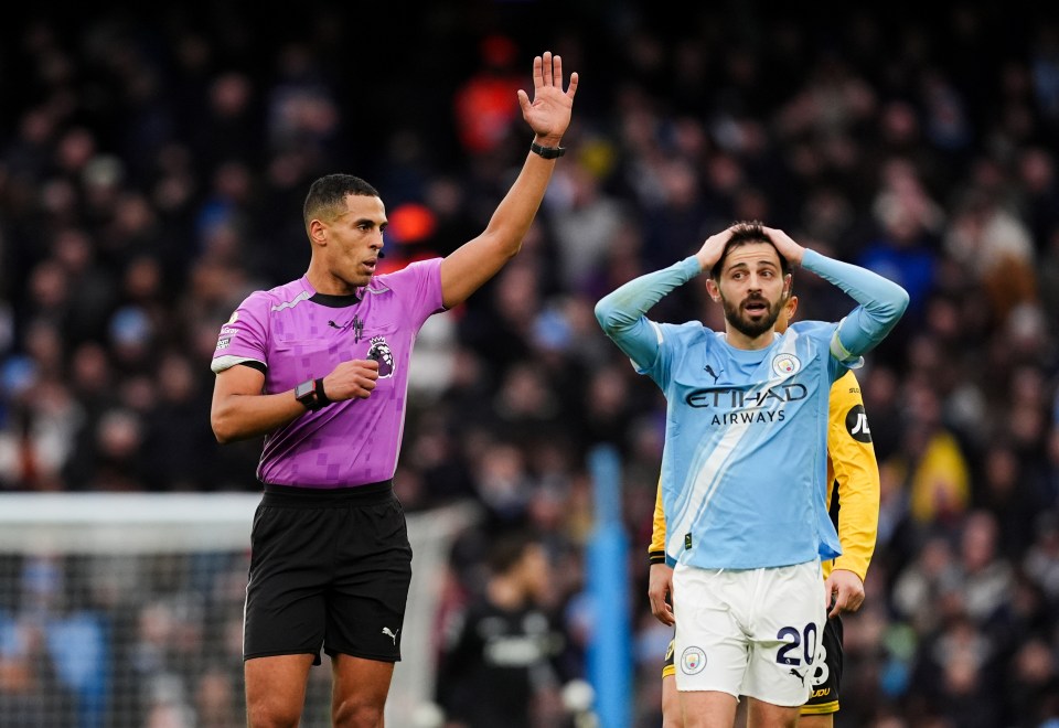 Ảnh bài viết Cựu sếp PGMOL tố trọng tài sai lầm khi tước penalty của Man City
