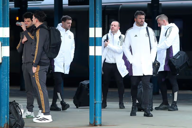 HLV Carrick và các học trò chuẩn bị cho chuyến làm khách đến sân Arsenal.