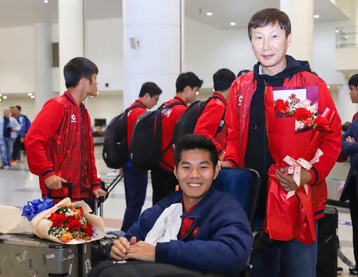 Ảnh bài viết Xúc động hình ảnh HLV Kim Sang Sik đẩy xe lăn cho Hiểu Minh