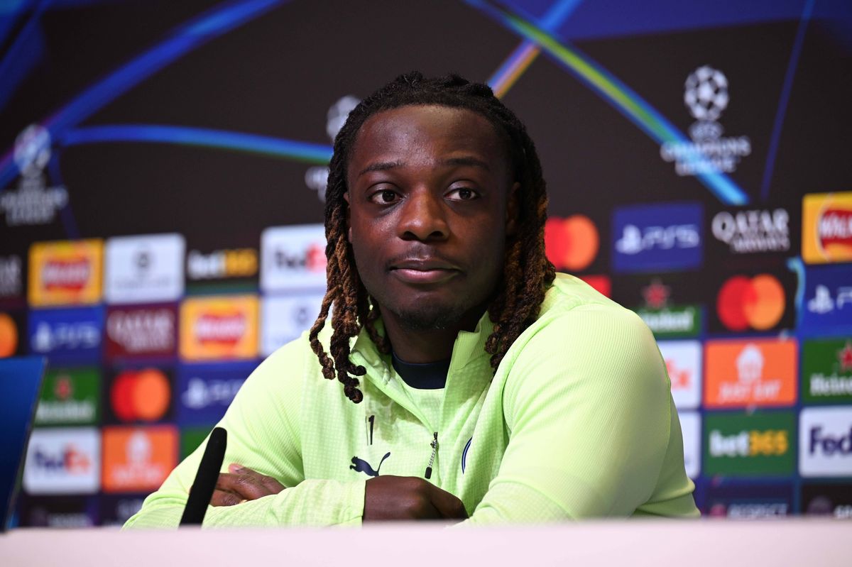 Ảnh bài viết Doku tiết lộ suýt nghỉ dài hạn vì cú tắc bóng của Dalot