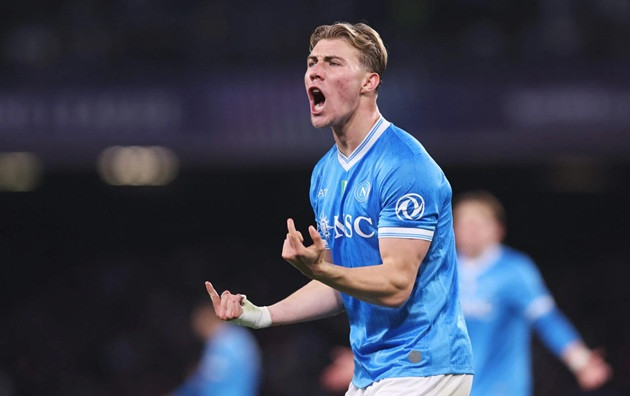 Ảnh bài viết Báo Ý ví Hojlund là "sư tử trong lồng" khi Napoli bị loại