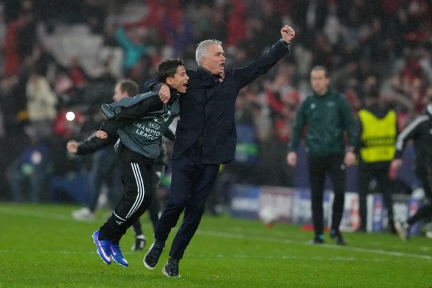 Mourinho và Benfica tạo nên địa chấn trước Real Madrid.