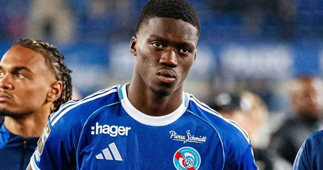 Ảnh bài viết Chelsea triệu hồi Mamadou Sarr để gia cố hàng thủ