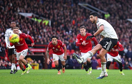 Raul Jimenez dễ dàng đánh bại thủ môn Man Utd trên chấm 11 mét.