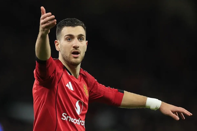 Diogo Dalot (7,5/10): Thể hiện khả năng chuyền ấn tượng.