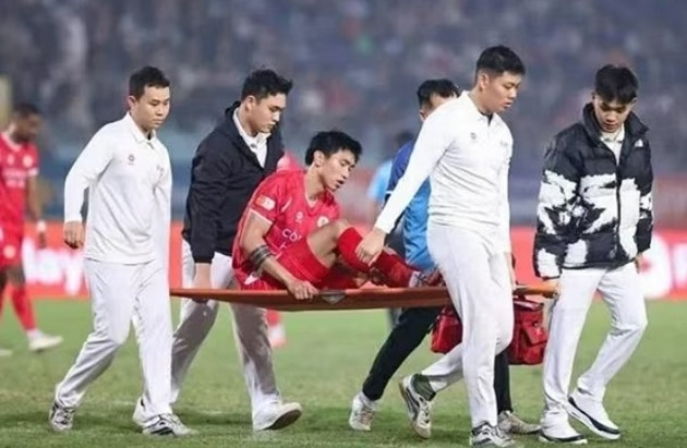 Văn Hậu rời sân ngay đầu hiệp hai.