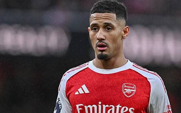 William Saliba (7.5/10): Dù phải nhận một thẻ vàng trong hiệp một và đôi lúc tỏ ra căng thẳng trước áp lực, Saliba vẫn nhận được điểm số cao nhờ khả năng bọc lót và duy trì cấu trúc phòng ngự ổn định về cuối trận.

Gabriel Magalhaes (7.7/10): Vẫn là "hòn đá tảng" đáng tin cậy. Trung vệ người Brazil chiến thắng trong hầu hết các pha không chiến và luôn có mặt tại các điểm nóng để giải vây cho đồng đội.

Riccardo Calafiori (6.9/10): Sự trở lại của hậu vệ người Ý mang đến tín hiệu tích cực cho hàng thủ. Dù chưa tạo ra nhiều đột biến ở khả năng hỗ trợ tấn công như kỳ vọng, anh vẫn hoàn thành tốt nhiệm vụ phòng ngự cơ bản.

Martin Zubimendi (8.1/10): Cầu thủ xuất sắc nhất trong đội hình xuất phát. Không chỉ điều tiết lối chơi hoàn hảo, Zubimendi còn trực tiếp ghi bàn với một cú dứt điểm hiểm hóc từ rìa vòng cấm, khép lại một ngày thi đấu điểm 10 về mặt chuyên môn.

Declan Rice (7.4/10): Tiếp tục là "động cơ" vĩnh cửu ở khu vực giữa sân. Rice suýt chút nữa đã có siêu phẩm sút xa ở đầu trận và đóng vai trò quan trọng trong việc thu hồi bóng, tạo tiền đề cho các đợt phản công.

Kai Havertz (7.5/10): Havertz di chuyển thông minh và kết nối tốt với các vệ tinh xung quanh. Anh sở hữu đường kiến tạo tinh tế giúp Gyokeres mở tỷ số và suýt tự mình ghi tên lên bảng điện tử nếu may mắn hơn trong hiệp một.

Leandro Trossard (7.8/10): Ngòi nổ nguy hiểm nhất trên hàng công Arsenal. Trossard là người kiến tạo cho Zubimendi lập công và cũng chính đường chuyền sắc bén của anh đã mở ra cơ hội ghi bàn cho Gyokeres. Một màn trình diễn sáng tạo và đầy hiệu quả.

Gabriel Jesus (6.7/10): Được trao cơ hội đá chính thay cho Gyokeres nhưng tiền đạo người Brazil lại thi đấu khá mờ nhạt. Dấu ấn đáng kể nhất của anh là tình huống ngã trong vòng cấm nhưng không được hưởng phạt đền do lỗi việt vị trước đó.

Noni Madueke (6.9/10): Thi đấu năng nổ nhưng thiếu sự đột phá cần thiết. Các hậu vệ Sunderland đã nghiên cứu khá kỹ lối chơi của Madueke và khiến anh gặp nhiều khó khăn trong các pha đi bóng một chọi một.

Viktor Gyokeres (7.9): Vào sân từ băng ghế dự bị nhưng Gyokeres đã thay đổi hoàn toàn cục diện. Anh ghi một bàn thắng đẳng cấp trong tư thế mất trụ và hoàn tất cú đúp bằng pha đệm bóng cận thành bản năng, khẳng định vị thế "sát thủ" số một của đội bóng hiện tại.

Điểm số của các cầu thủ Arsenal ở trận đấu với Sunderland. Ảnh: BongDa.com.vn.