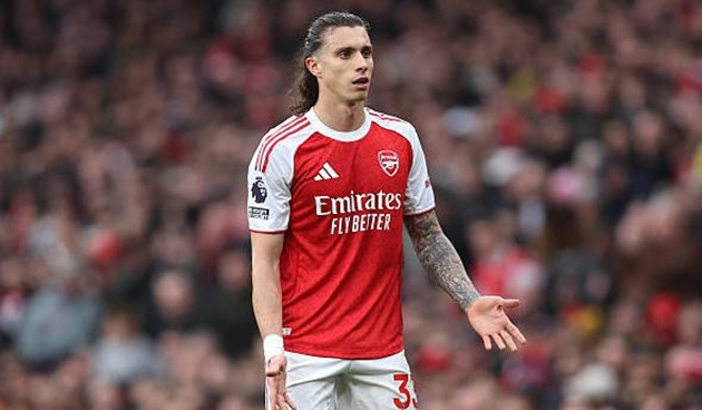 Riccardo Calafiori (6.9/10): Sự trở lại của hậu vệ người Ý mang đến tín hiệu tích cực cho hàng thủ. Dù chưa tạo ra nhiều đột biến ở khả năng hỗ trợ tấn công như kỳ vọng, anh vẫn hoàn thành tốt nhiệm vụ phòng ngự cơ bản.

Martin Zubimendi (8.1/10): Cầu thủ xuất sắc nhất trong đội hình xuất phát. Không chỉ điều tiết lối chơi hoàn hảo, Zubimendi còn trực tiếp ghi bàn với một cú dứt điểm hiểm hóc từ rìa vòng cấm, khép lại một ngày thi đấu điểm 10 về mặt chuyên môn.

Declan Rice (7.4/10): Tiếp tục là "động cơ" vĩnh cửu ở khu vực giữa sân. Rice suýt chút nữa đã có siêu phẩm sút xa ở đầu trận và đóng vai trò quan trọng trong việc thu hồi bóng, tạo tiền đề cho các đợt phản công.

Kai Havertz (7.5/10): Havertz di chuyển thông minh và kết nối tốt với các vệ tinh xung quanh. Anh sở hữu đường kiến tạo tinh tế giúp Gyokeres mở tỷ số và suýt tự mình ghi tên lên bảng điện tử nếu may mắn hơn trong hiệp một.

Leandro Trossard (7.8/10): Ngòi nổ nguy hiểm nhất trên hàng công Arsenal. Trossard là người kiến tạo cho Zubimendi lập công và cũng chính đường chuyền sắc bén của anh đã mở ra cơ hội ghi bàn cho Gyokeres. Một màn trình diễn sáng tạo và đầy hiệu quả.

Gabriel Jesus (6.7/10): Được trao cơ hội đá chính thay cho Gyokeres nhưng tiền đạo người Brazil lại thi đấu khá mờ nhạt. Dấu ấn đáng kể nhất của anh là tình huống ngã trong vòng cấm nhưng không được hưởng phạt đền do lỗi việt vị trước đó.

Noni Madueke (6.9/10): Thi đấu năng nổ nhưng thiếu sự đột phá cần thiết. Các hậu vệ Sunderland đã nghiên cứu khá kỹ lối chơi của Madueke và khiến anh gặp nhiều khó khăn trong các pha đi bóng một chọi một.

Viktor Gyokeres (7.9): Vào sân từ băng ghế dự bị nhưng Gyokeres đã thay đổi hoàn toàn cục diện. Anh ghi một bàn thắng đẳng cấp trong tư thế mất trụ và hoàn tất cú đúp bằng pha đệm bóng cận thành bản năng, khẳng định vị thế "sát thủ" số một của đội bóng hiện tại.

Điểm số của các cầu thủ Arsenal ở trận đấu với Sunderland. Ảnh: BongDa.com.vn.