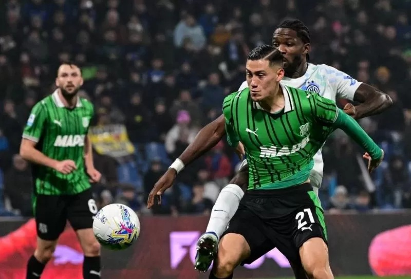 Jay Idzes có trận thua đậm trước Inter.